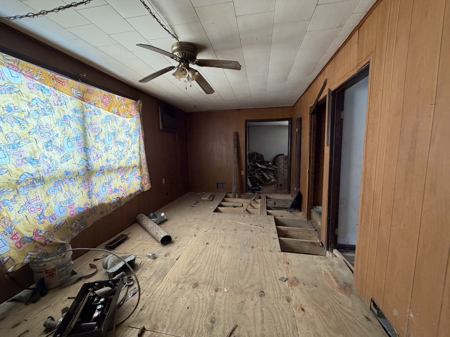 510 North 3rd Street Hoopeston, IL 60942 - Photo 5 of 20 a view of a livingroom with furniture and a window