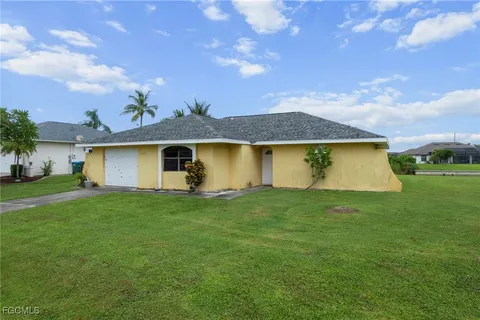 a view of a yard with a house