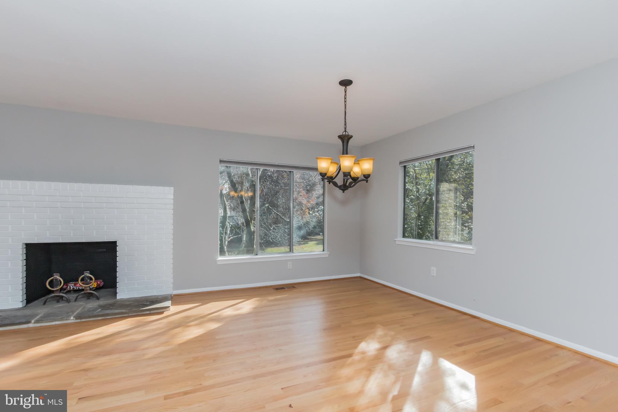 1494 Roundleaf Court Reston, VA 20190 - Photo 11 of 37 Living Room