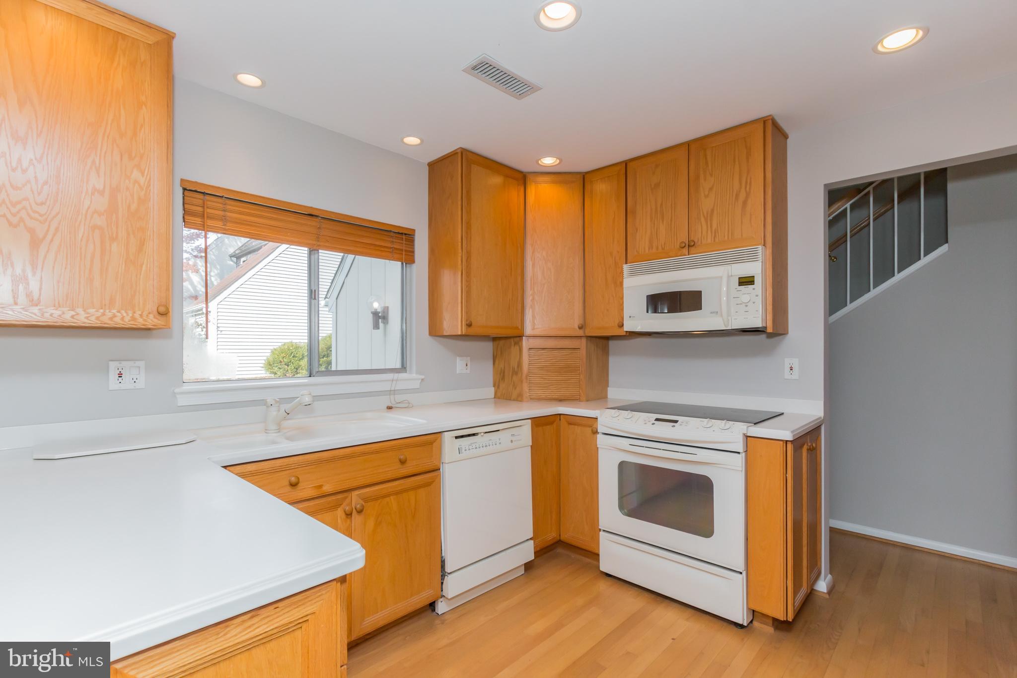 1494 Roundleaf Court Reston, VA 20190 - Photo 3 of 37 Kitchen