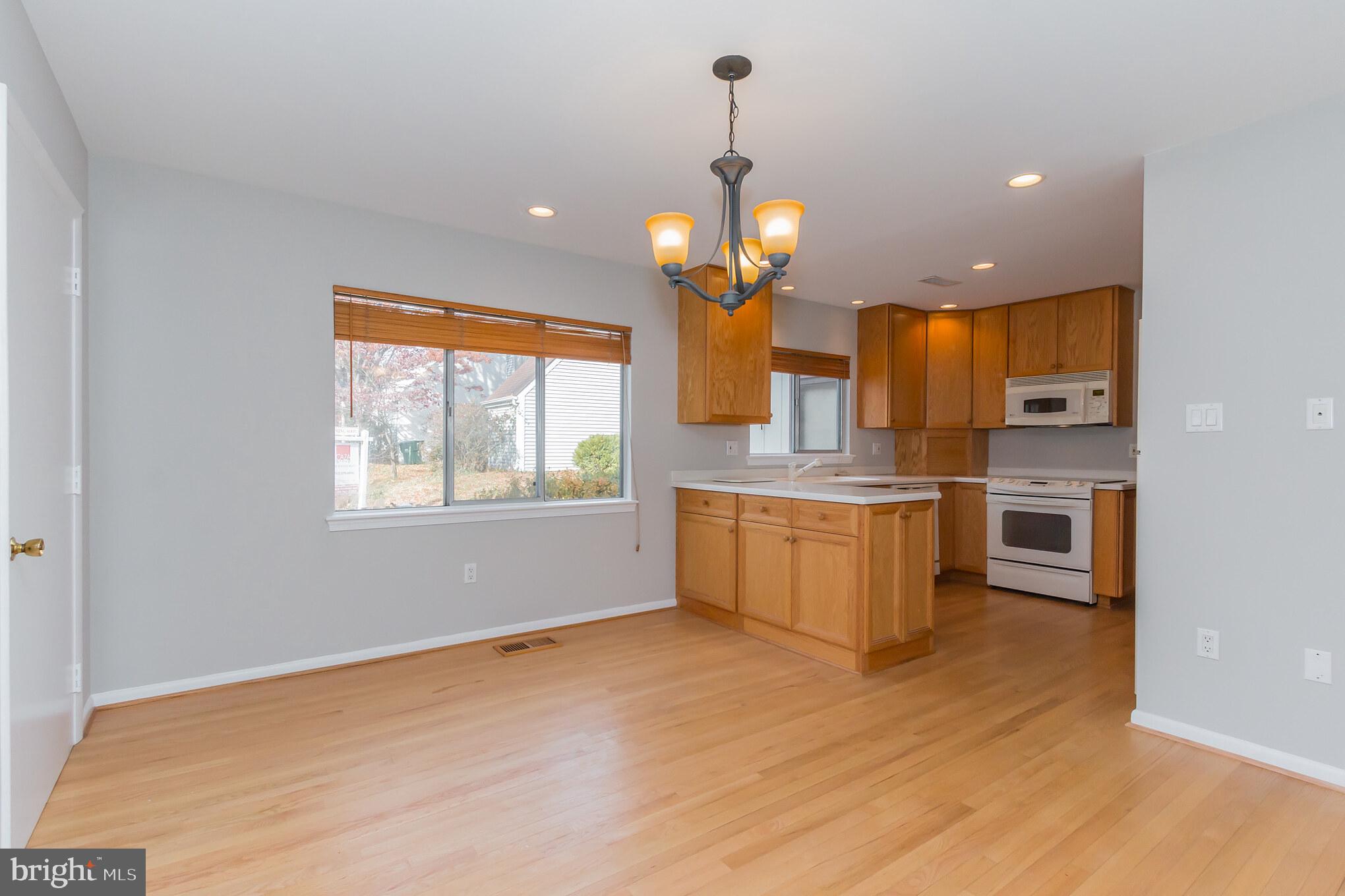 1494 Roundleaf Court Reston, VA 20190 - Photo 7 of 37 Kitchen / Dining Area