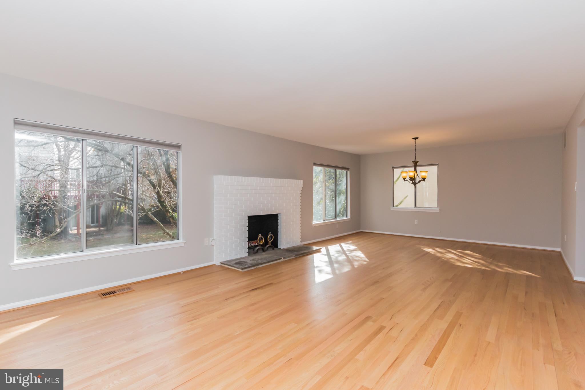 1494 Roundleaf Court Reston, VA 20190 - Photo 9 of 37 Living Room