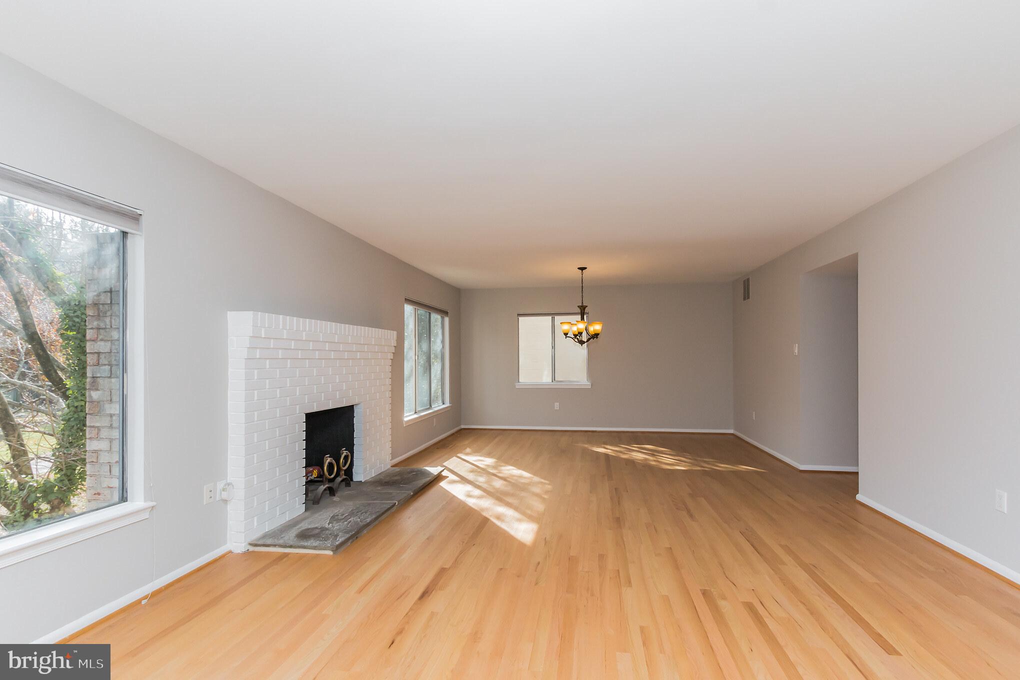 1494 Roundleaf Court Reston, VA 20190 - Photo 10 of 37 Living Room