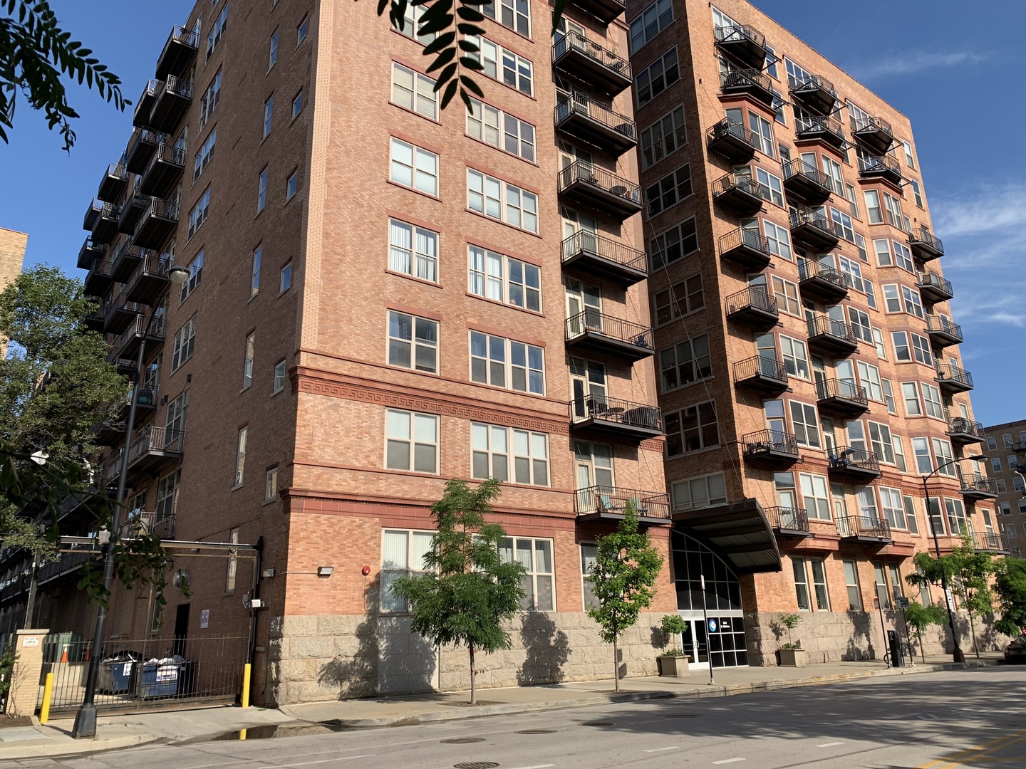 500 South Clinton Street, Unit 417 Chicago, IL 60607 - Photo 1 of 18 front view of a building
