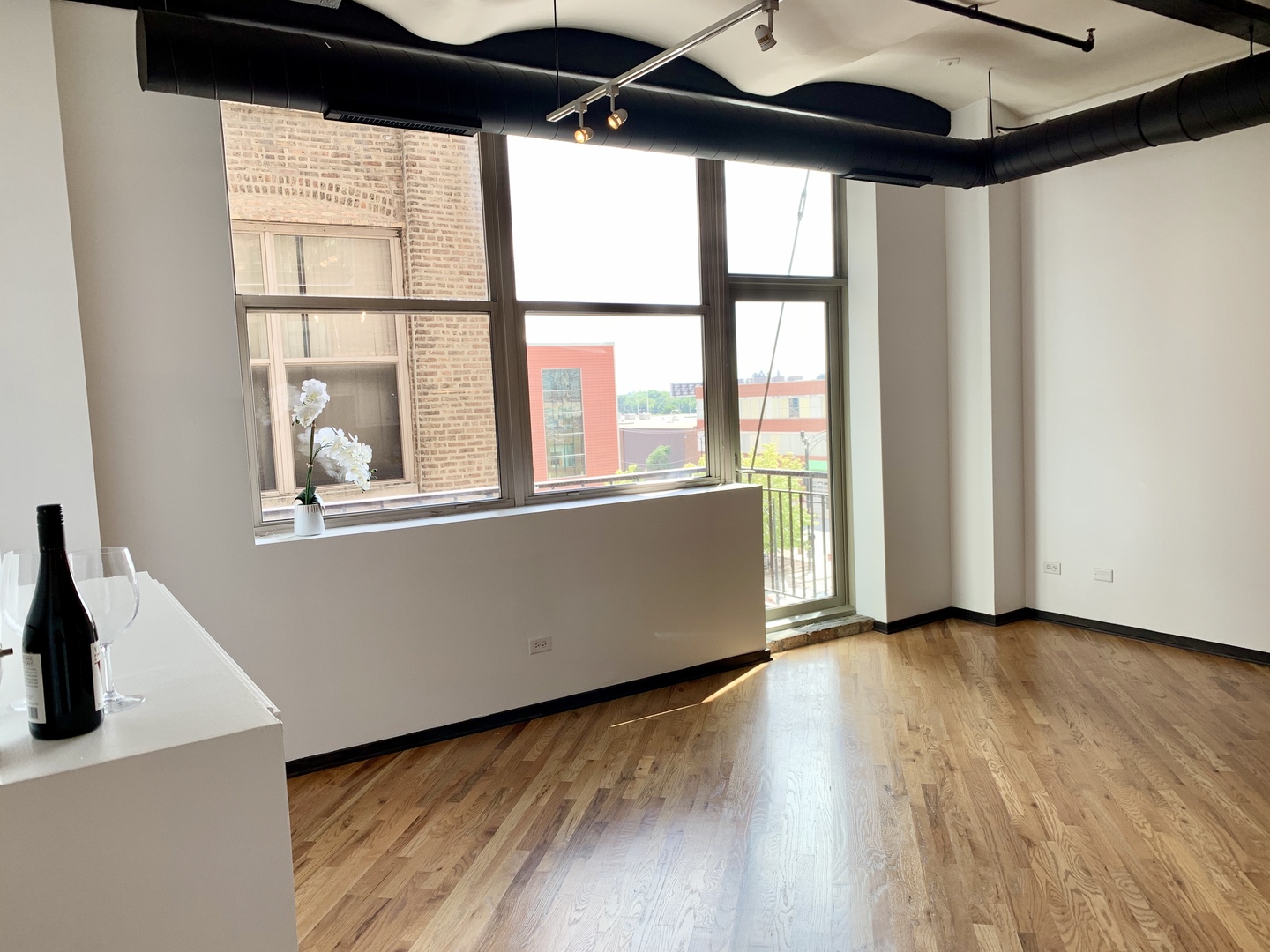500 South Clinton Street, Unit 417 Chicago, IL 60607 - Photo 3 of 18 a view of an empty room with wooden floor and a window