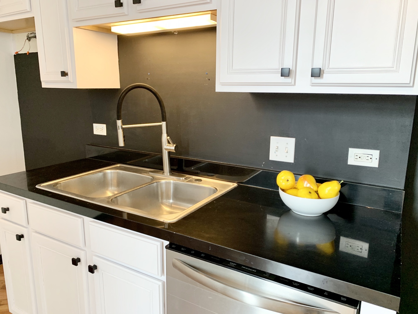 500 South Clinton Street, Unit 417 Chicago, IL 60607 - Photo 6 of 18 a kitchen with a sink and a stove