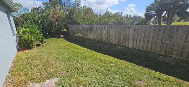 a view of a backyard