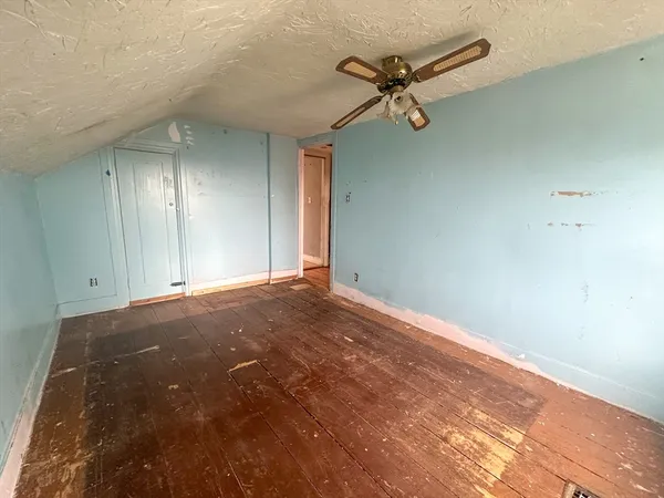 a view of a livingroom with a ceiling fan