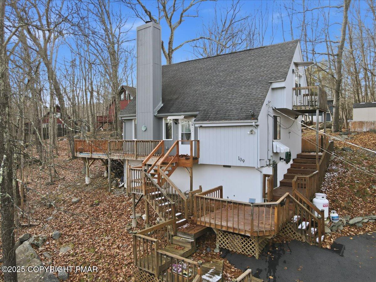 109 Saunders Drive Bushkill, PA 18324 - Photo 104 of 106 a view of a patio with table and chairs with wooden fence