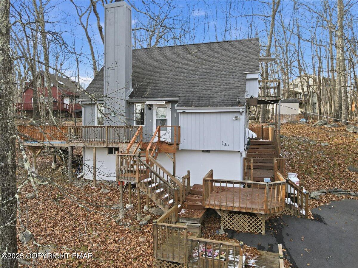 109 Saunders Drive Bushkill, PA 18324 - Photo 106 of 106 an aerial view of a house with table and chairs
