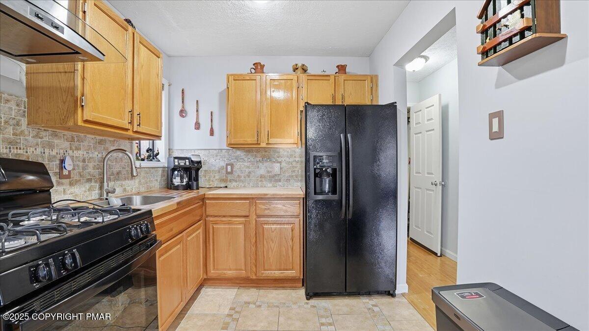 109 Saunders Drive Bushkill, PA 18324 - Photo 16 of 106 a kitchen with stainless steel appliances granite countertop a refrigerator and a stove