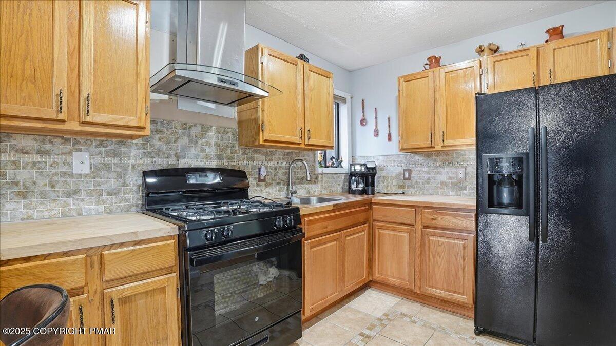 109 Saunders Drive Bushkill, PA 18324 - Photo 17 of 106 a kitchen with stainless steel appliances granite countertop a stove a sink and a refrigerator