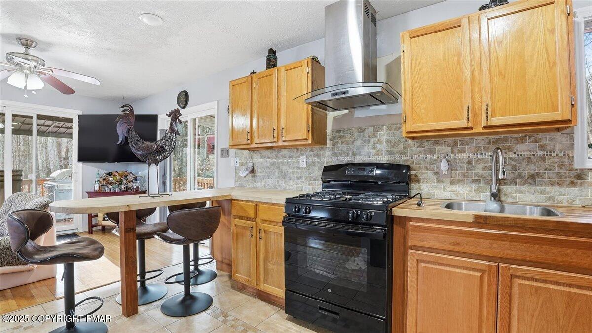 109 Saunders Drive Bushkill, PA 18324 - Photo 18 of 106 a kitchen with stainless steel appliances granite countertop a sink stove and cabinets