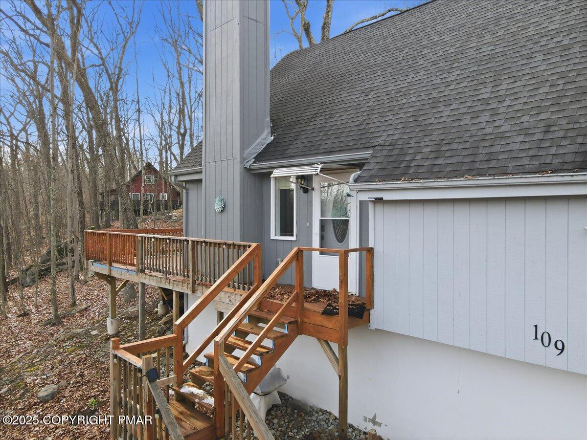 109 Saunders Drive Bushkill, PA 18324 - Photo 56 of 106 a roof deck with table and chairs