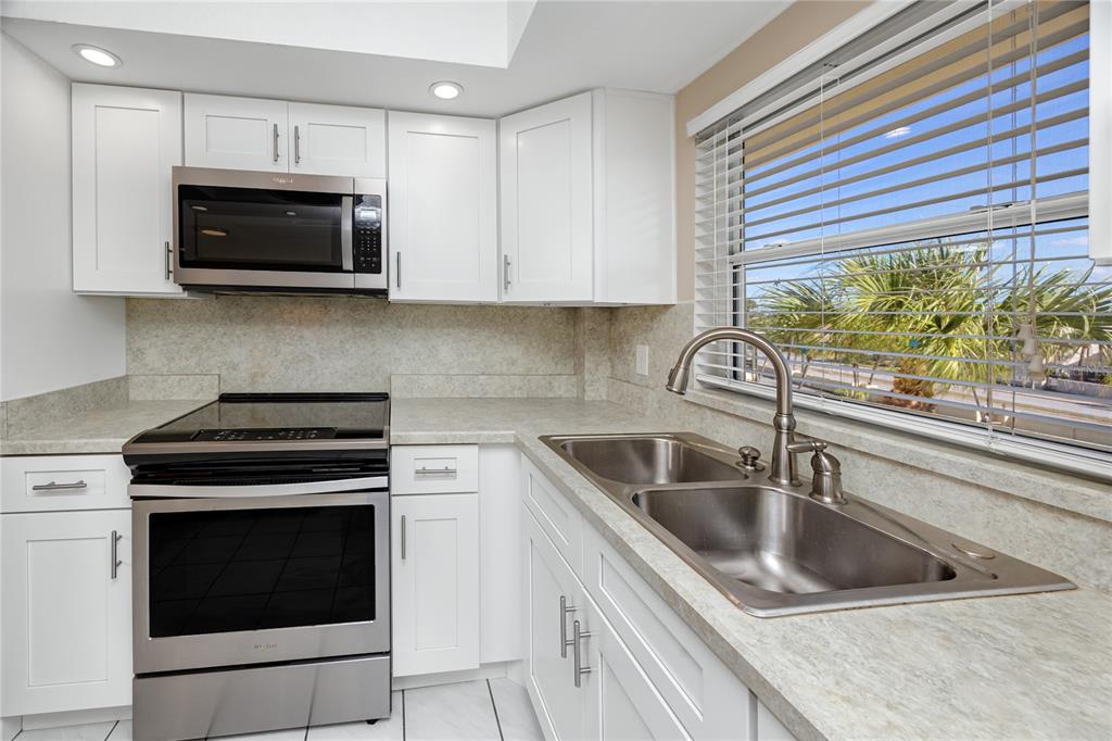 4650 Cove Circle, Unit 409 St. Petersburg, FL 33708 - Photo 11 of 41