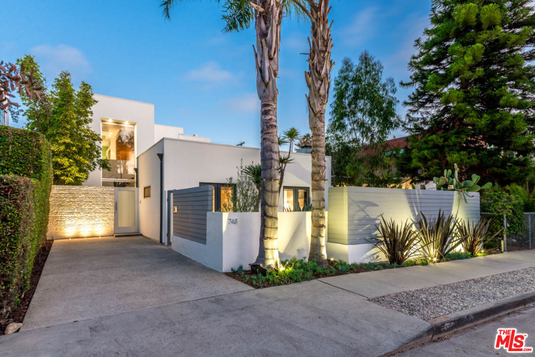 748 Palms Boulevard Venice, CA 90291 - Photo 2 of 17 a view of a house with a yard and potted plants