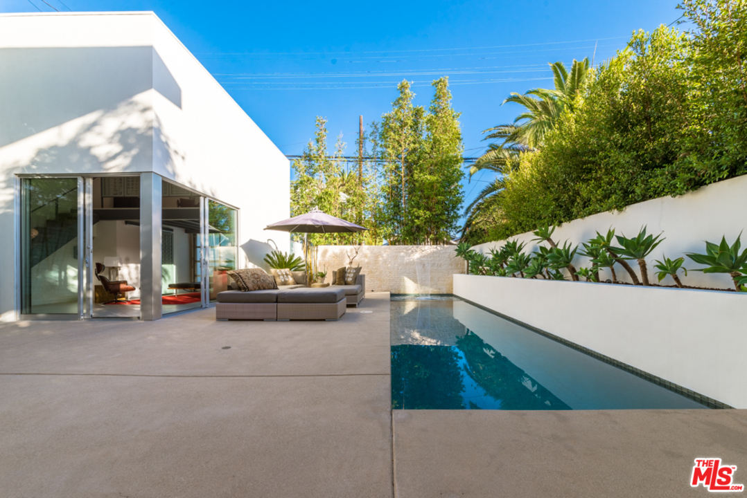 748 Palms Boulevard Venice, CA 90291 - Photo 17 of 17 a view of a patio with table and chairs and potted plants