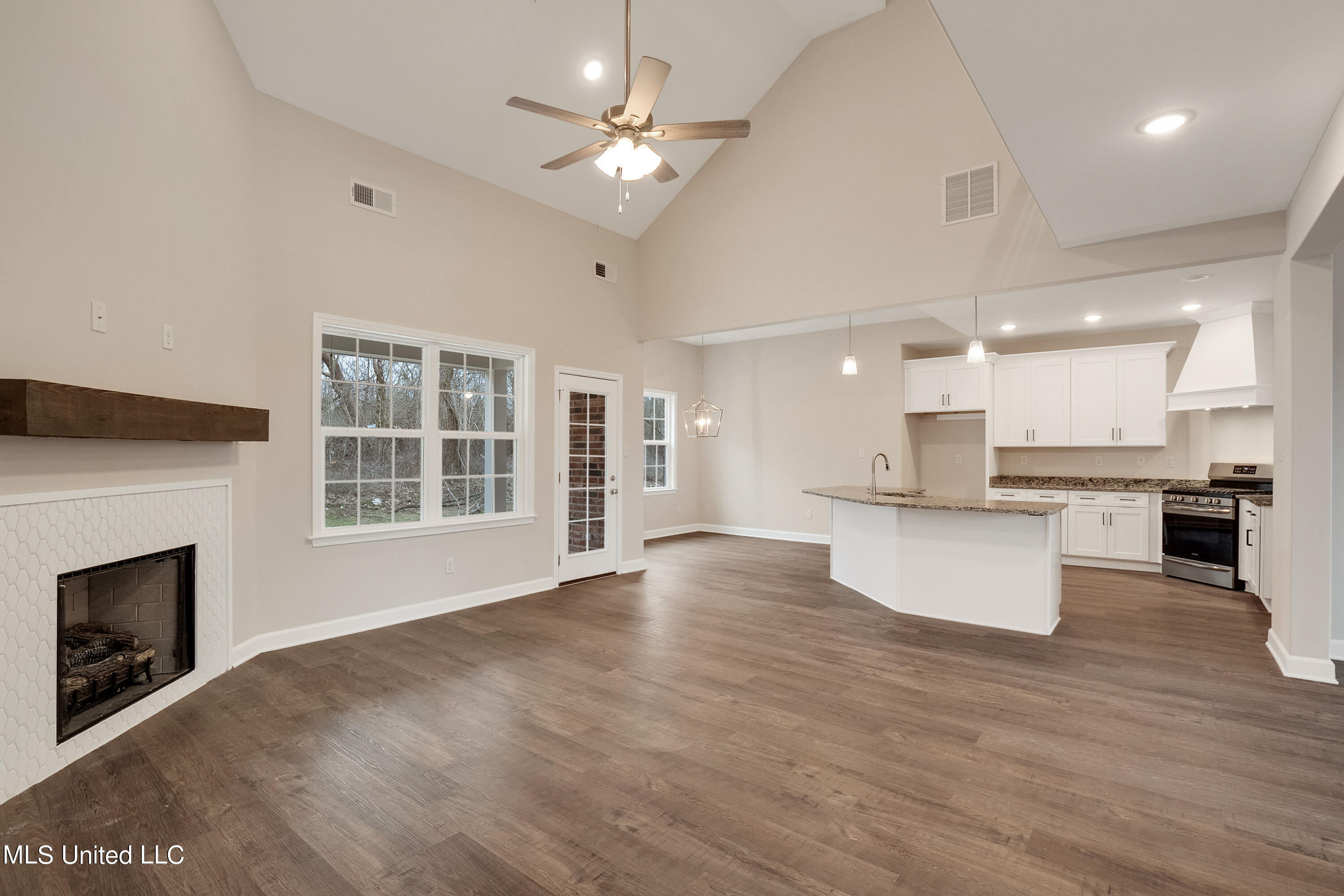 619 Centerline Roper Loop Byhalia, MS 38611 - Photo 4 of 24 011-16250 Centerline Roper Loop-MLS Vers