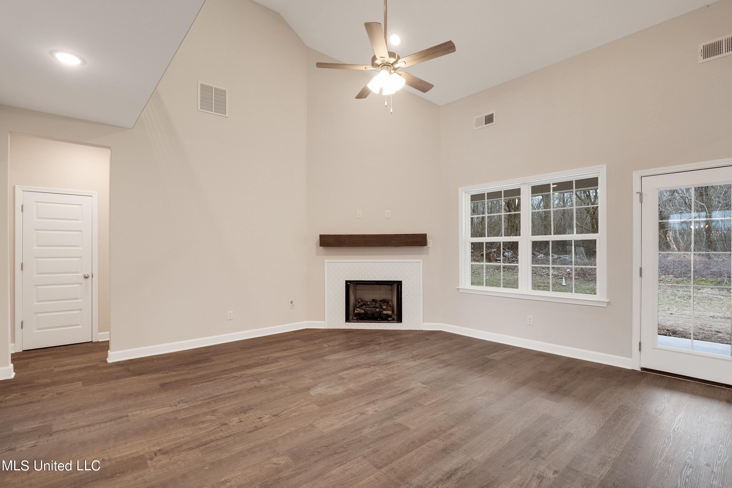 619 Centerline Roper Loop Byhalia, MS 38611 - Photo 5 of 24 012-16250 Centerline Roper Loop-MLS Vers