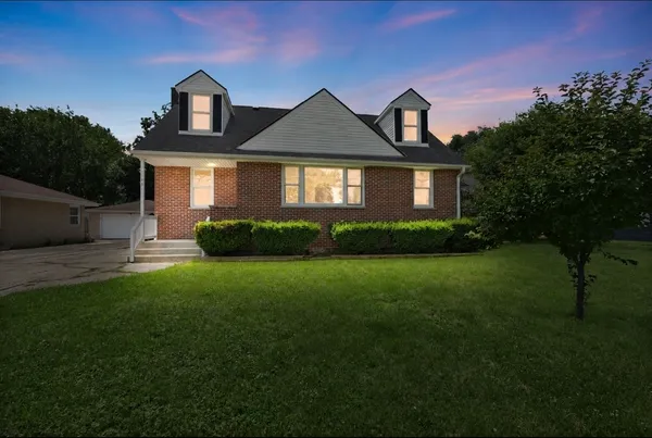 $365,000 | 17931 West Gages Lake Road, Grayslake, IL 60030
