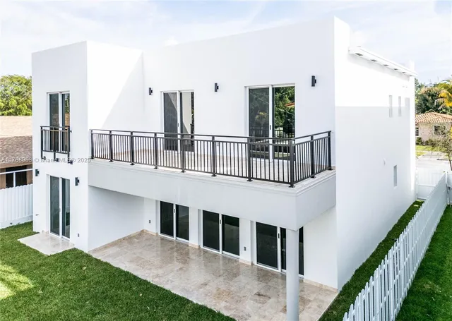 a view of a house with backyard and porch