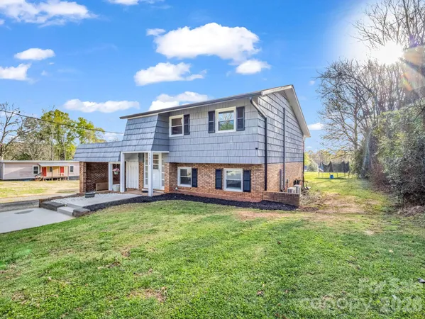 a view of a house with a big yard