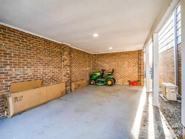 a view of livingroom with furniture