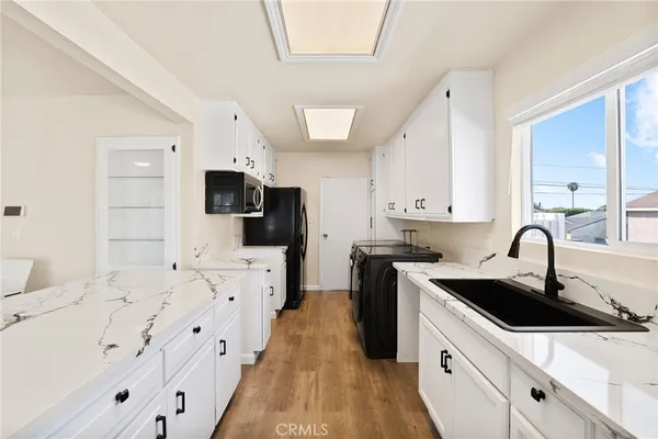 $949,999 | 2046 West 112th Street, Los Angeles, CA 90047