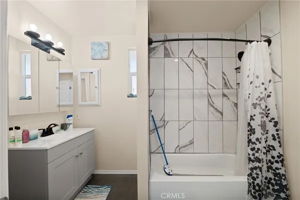 $949,999 | 2046 West 112th Street, Los Angeles, CA 90047