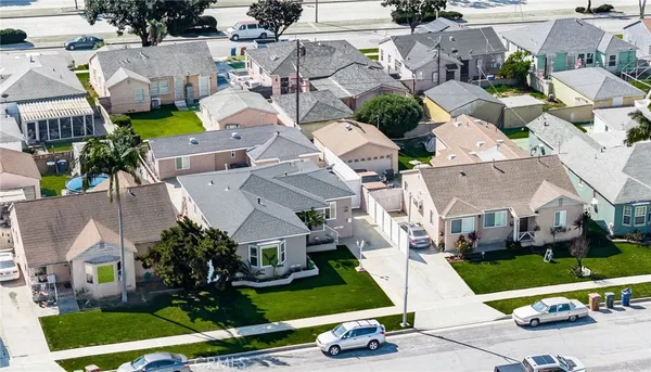 $949,999 | 2046 West 112th Street, Los Angeles, CA 90047