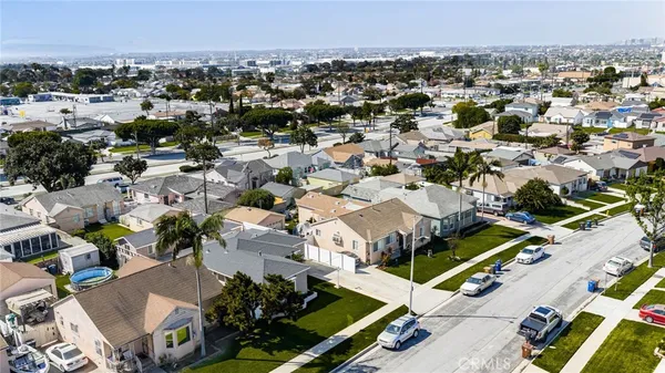 $949,999 | 2046 West 112th Street, Los Angeles, CA 90047