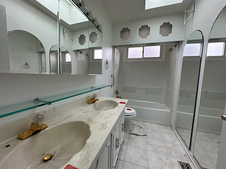 7777 Ramsgate Circle South Hanover Park, IL 60133 - Photo 14 of 26 a bathroom with a tub sink and mirror