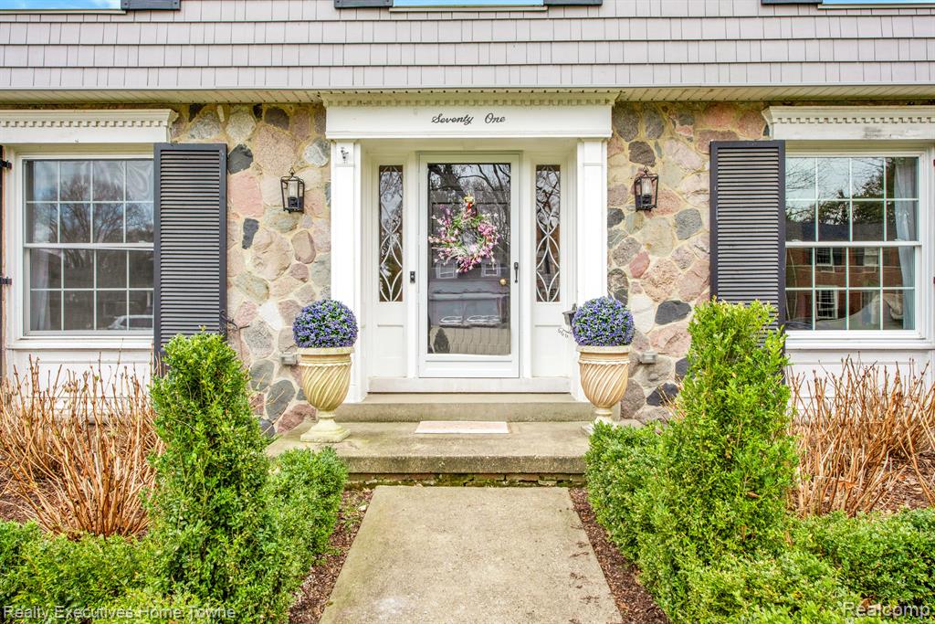 71 Merriweather Road Grosse Pointe Farms, MI 48236 - Photo 2 of 36