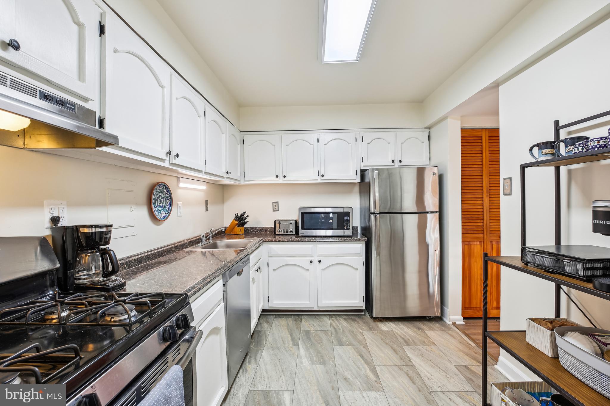 9900 Georgia Avenue, Unit 27509 Silver Spring, MD 20902 - Photo 15 of 47 Table-space Kitchen