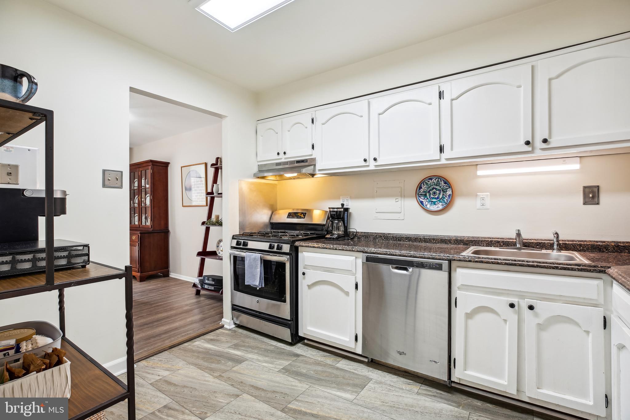 9900 Georgia Avenue, Unit 27509 Silver Spring, MD 20902 - Photo 16 of 47 Table-space Kitchen