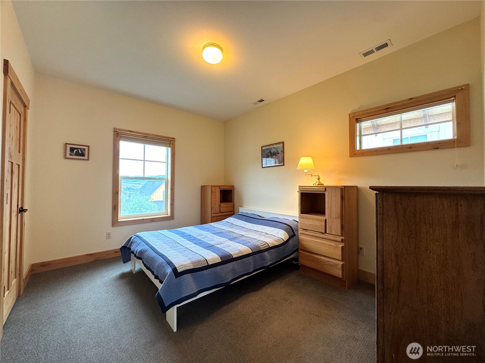 108 Jackrabbit Lane Chelan, WA 98816 - Photo 30 of 40 a spacious bedroom with a bed and window