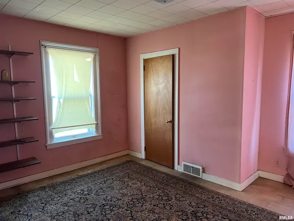 $29,900 | 361 East Douglas Avenue, Jacksonville, IL 62650