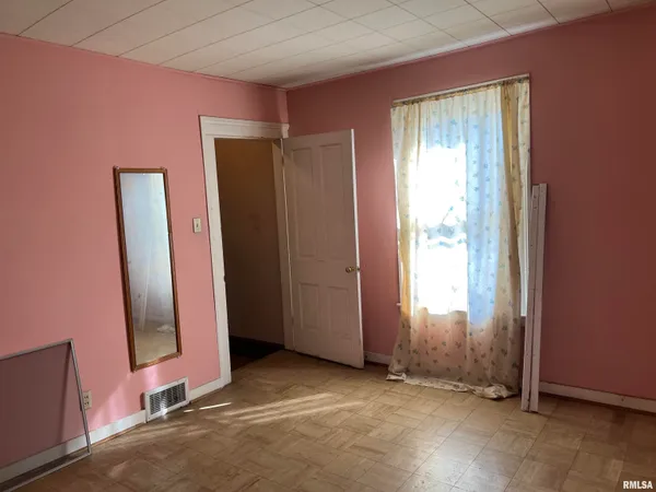 $29,900 | 361 East Douglas Avenue, Jacksonville, IL 62650