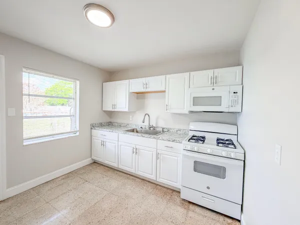 $1,300 | 2506 Ave F, Unit B, Fort Pierce, FL 34947