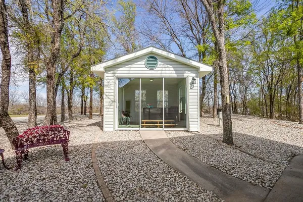 $865,000 | 292 Pam Drive, Chico, TX 76431