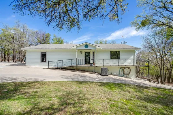 $865,000 | 292 Pam Drive, Chico, TX 76431