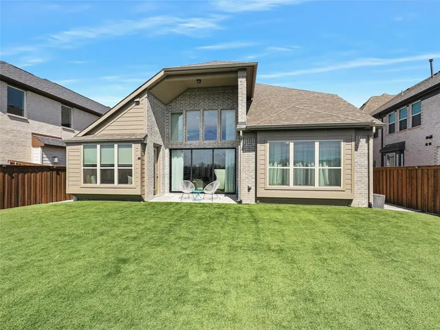 a view of a yard with a house