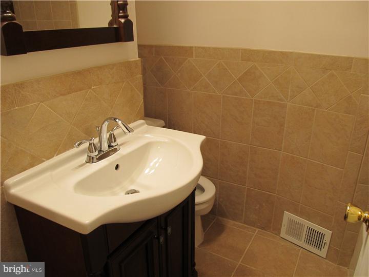 4086 West Ford Road Philadelphia, PA 19131 - Photo 16 of 23 Bathroom