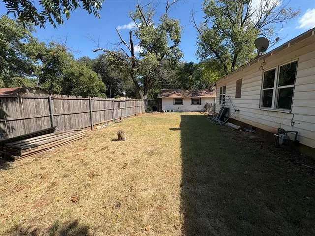 a view of a backyard