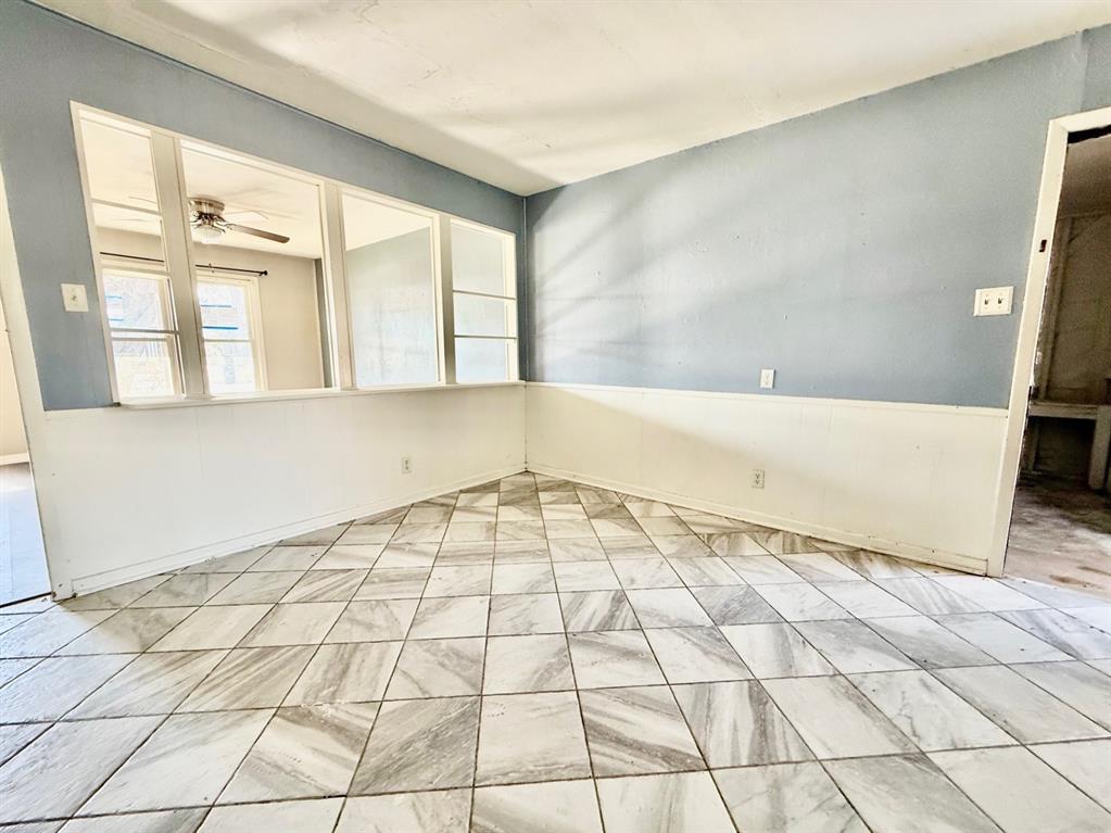 512 Northwest Lorna Street Burleson, TX 76028 - Photo 4 of 13