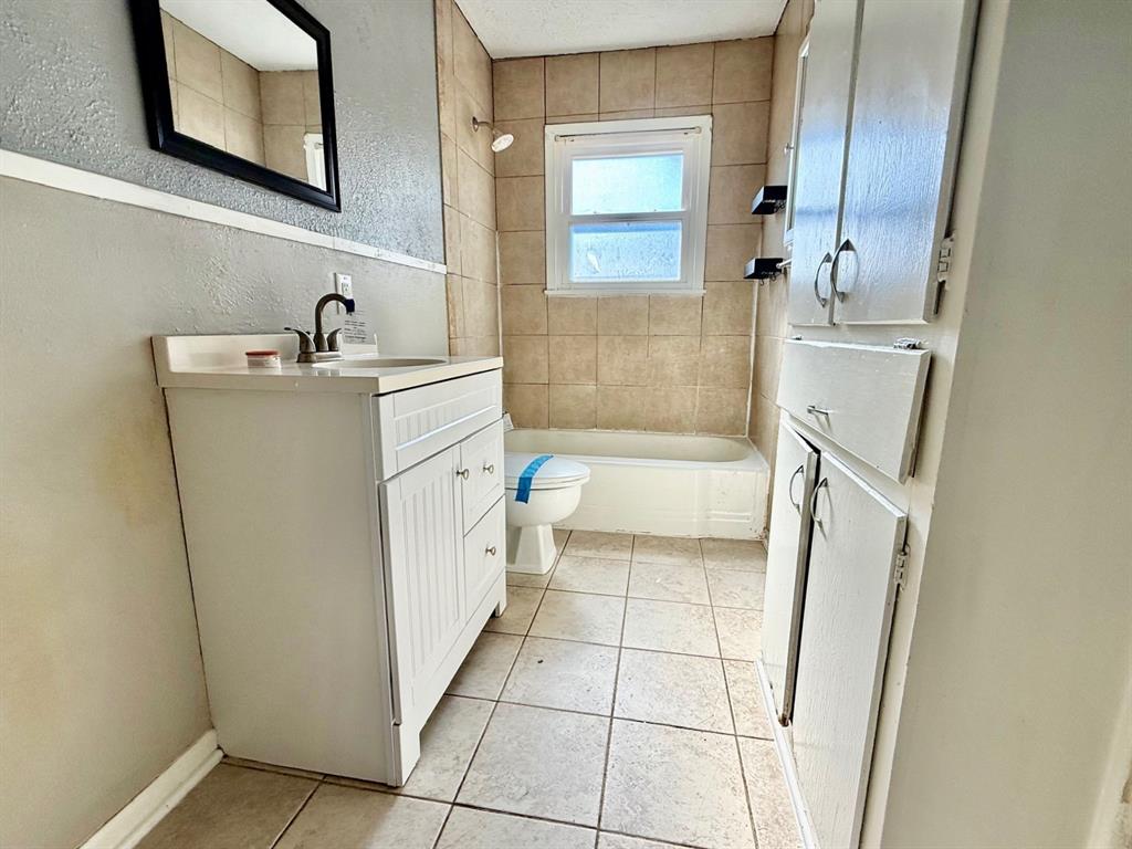 512 Northwest Lorna Street Burleson, TX 76028 - Photo 7 of 13