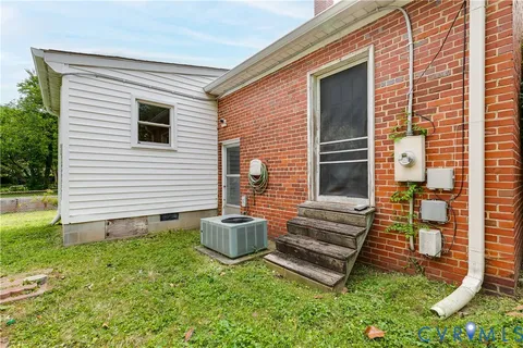 a view of a house with backyard and a garden