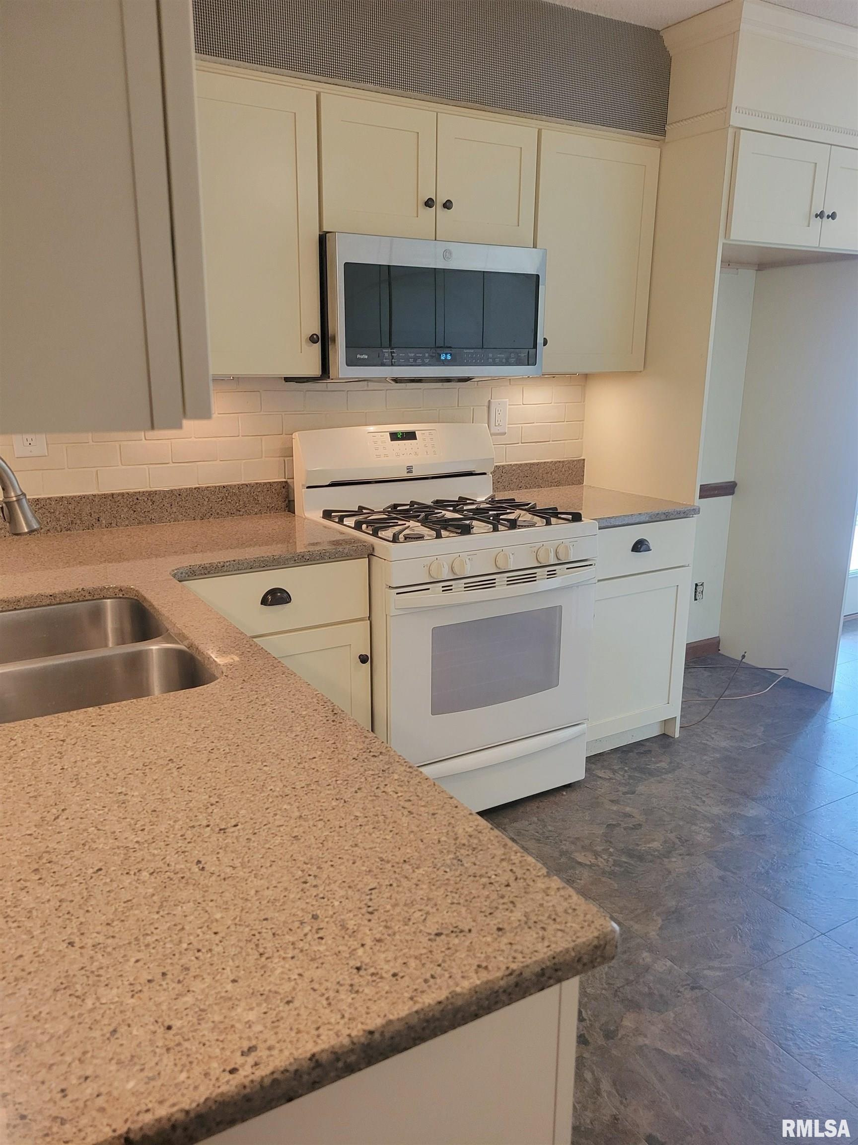 120 Agustus Lane Springfield, IL 62703 - Photo 13 of 24