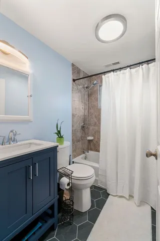 a view of walk in entryway