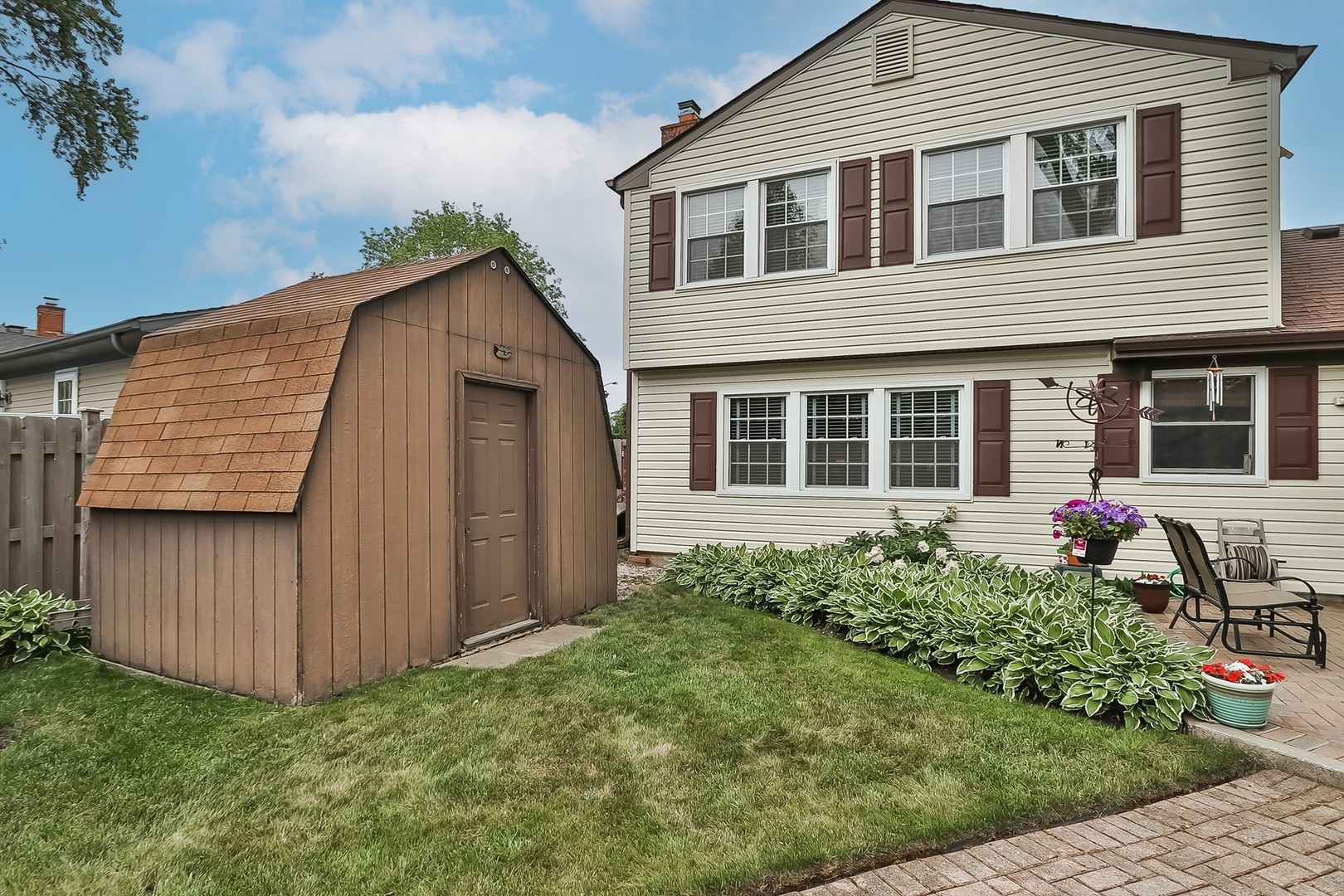 136 Weidner Road Buffalo Grove, IL 60089 - Photo 36 of 41 a front view of a house with a garden